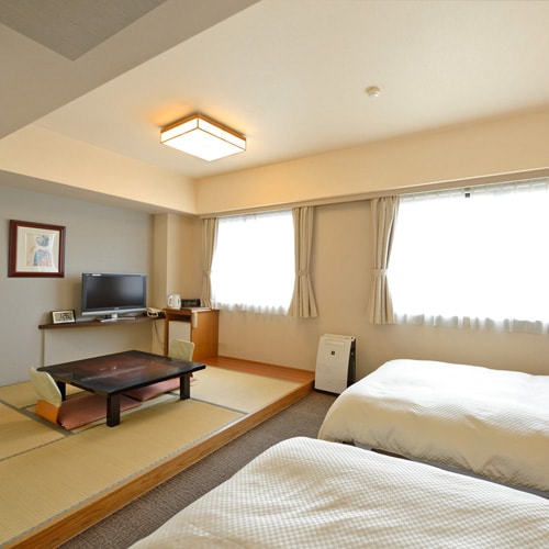 *[Japanese-Western style room] Relax on the tatami mats and sleep in a bed. Can be used for a variety of purposes.
