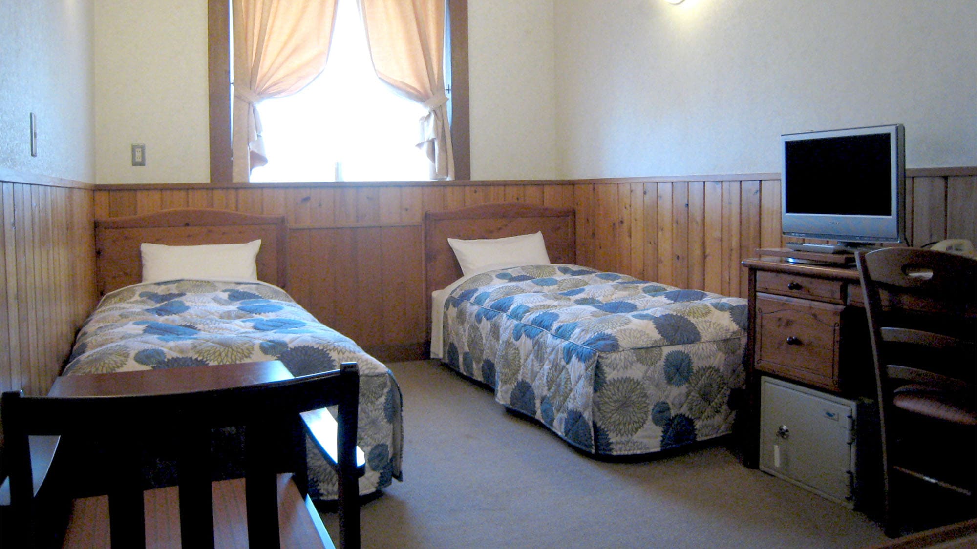 ・[Example of Western-style room C] Twin room. Woody and calm interior