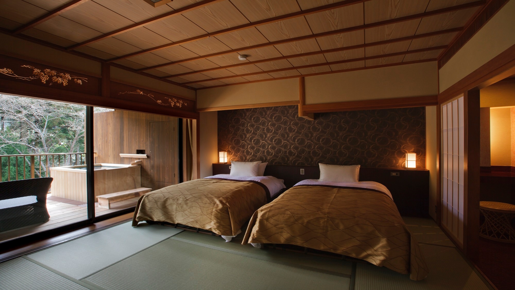 Kamar twin bergaya Jepang dengan bathtub terbuka