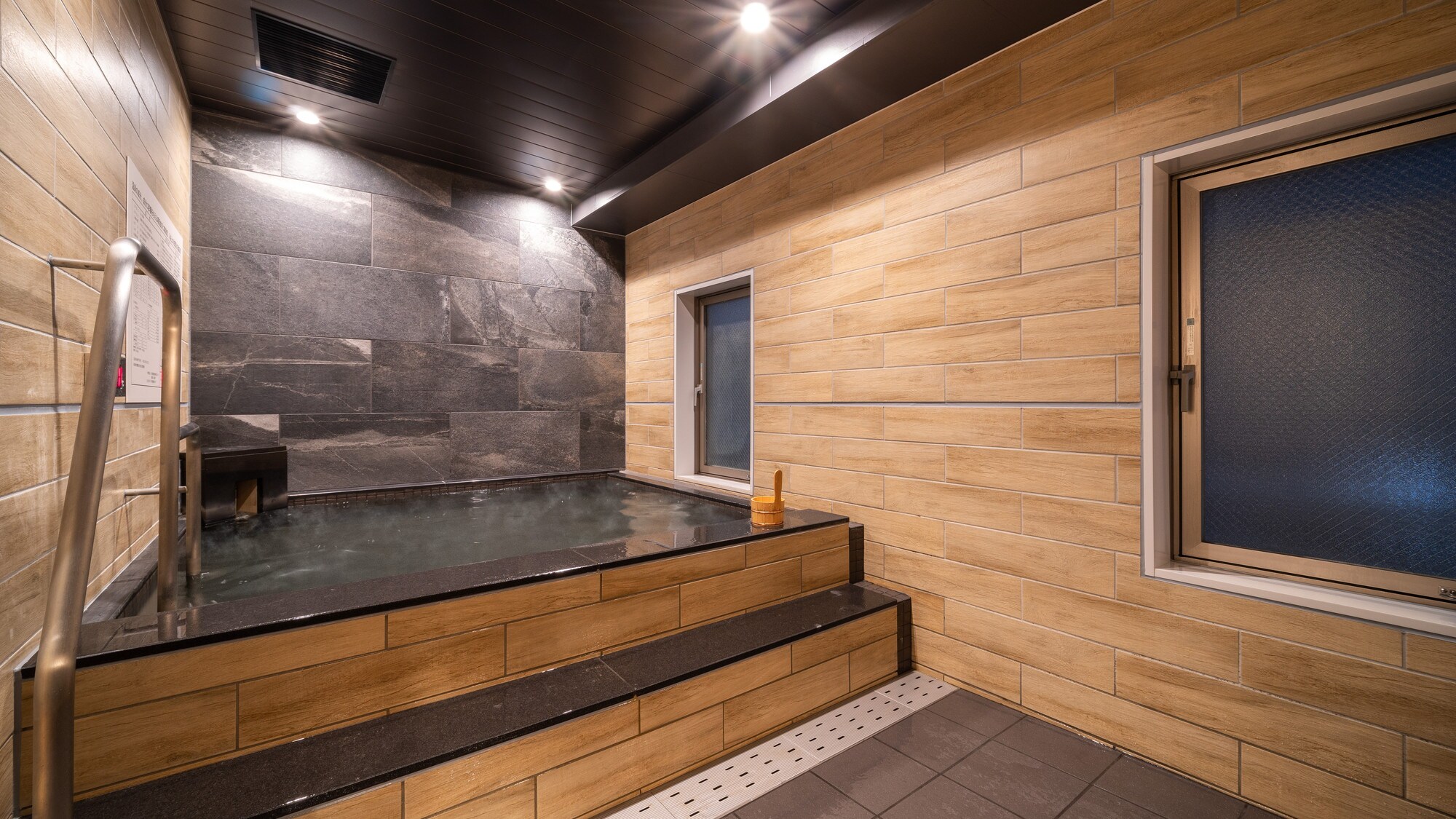 Pemandian air panas alami merupakan pemandian air panas yang tidak berwarna, bening, hipotonik, bersifat basa lemah, tidak berbau tidak sedap, dan sedikit menimbulkan iritasi pada kulit.