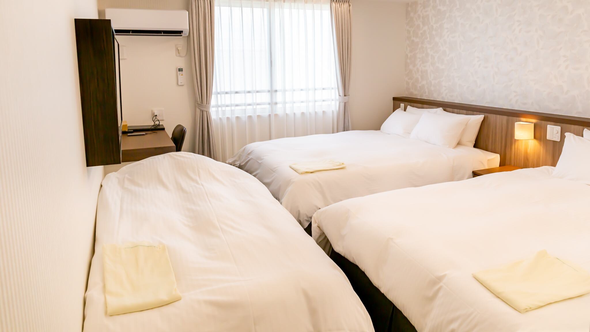 The twin room can accommodate a maximum of 5 people.