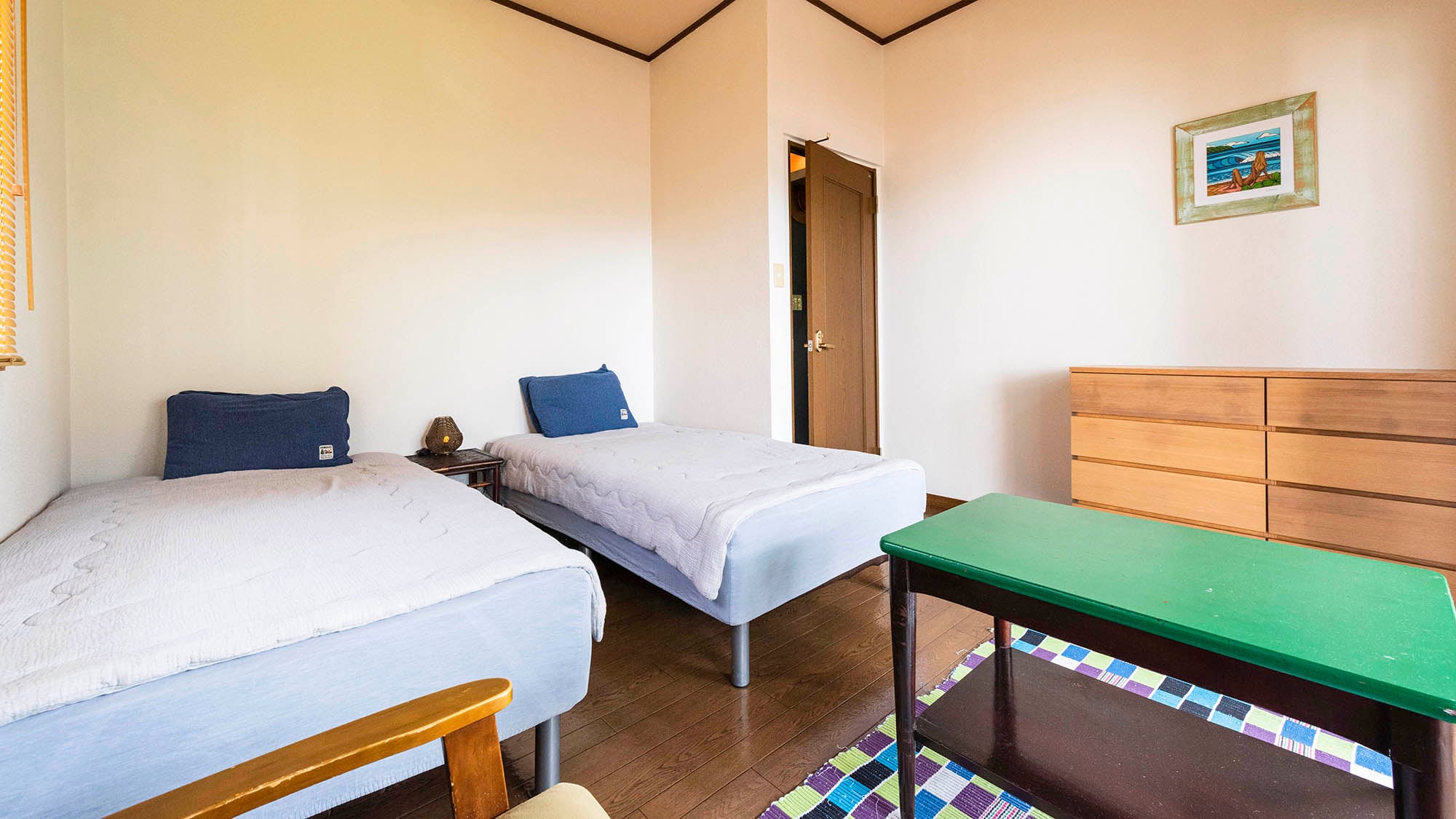 ・[Bedroom image 3] Two single beds, air conditioning. A room with a relaxing atmosphere.