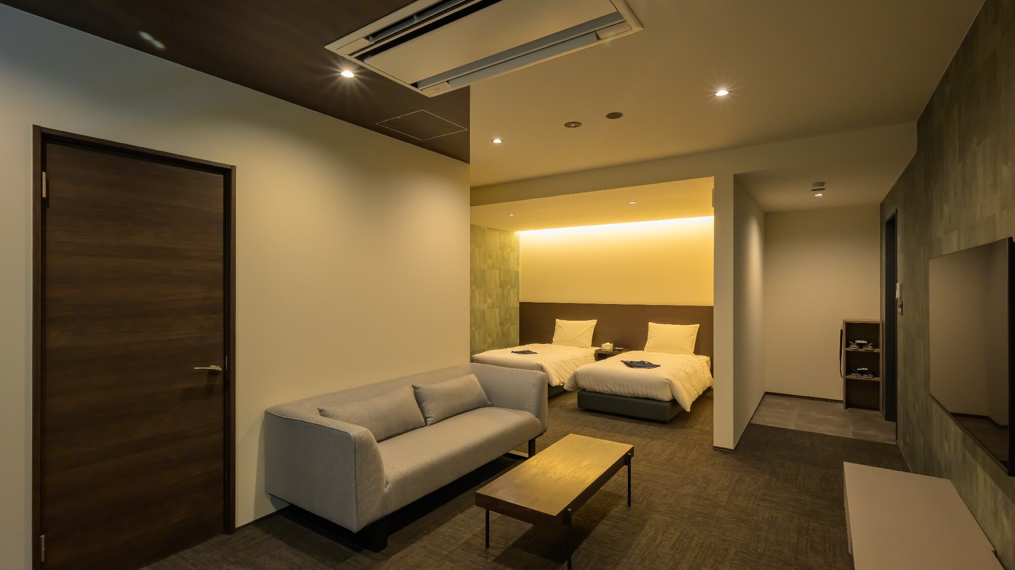 [Deluxe Twin] The living space and bedroom are gently separated.