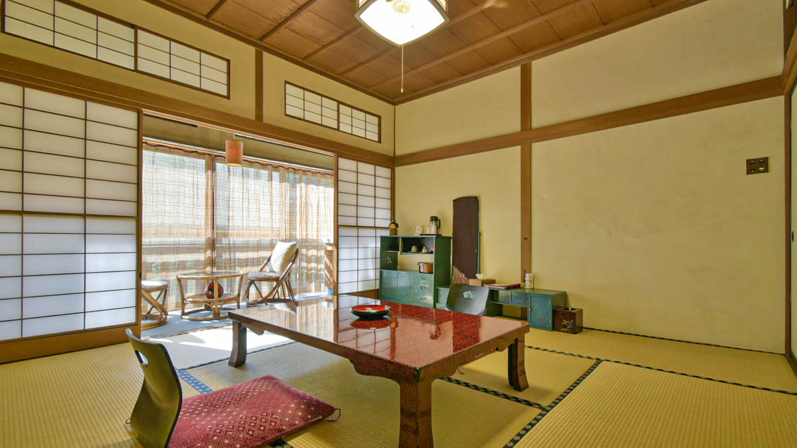 [Shirakaba Room] Facing the street, you can see the mountains of Higashiyama Onsen. There is a 3 tatami mat room and a wide veranda.