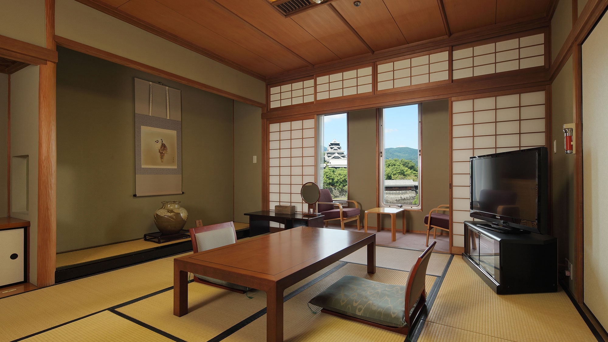 [Kamar Khusus Jepang-Barat] Kamar ini memiliki dua ruangan, satu beralas 10 tikar tatami dan satu beralas 4,5 tikar tatami, dan dapat menampung hingga 5 orang.