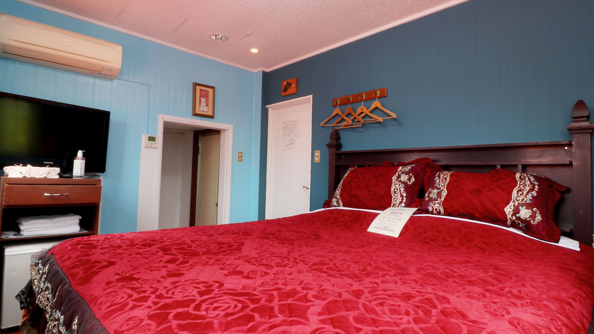 # [Double Room A] You can take a good rest in the spacious bed!