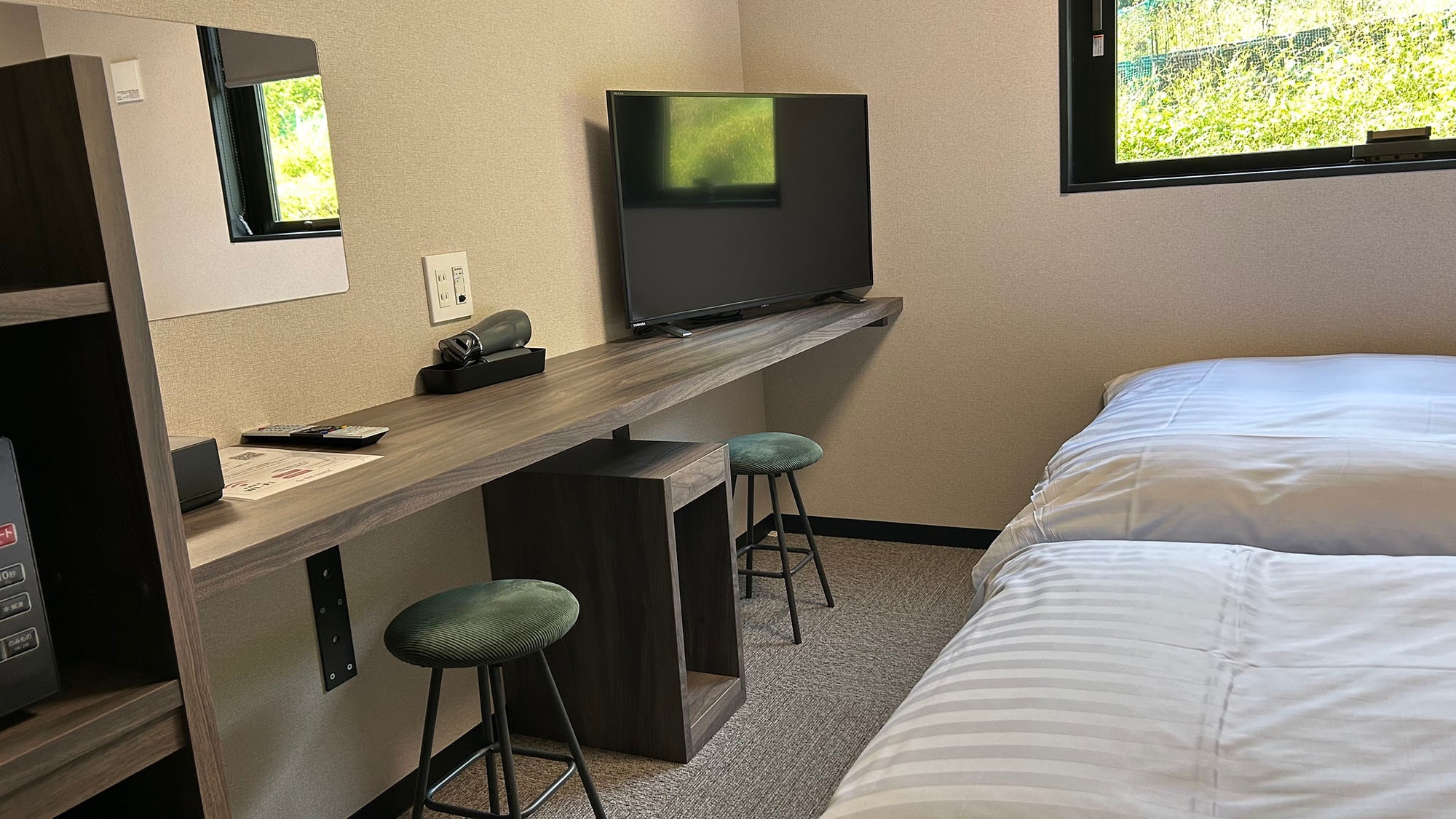 ・[Twin room] Comes equipped with a TV. You can relax while lying down.