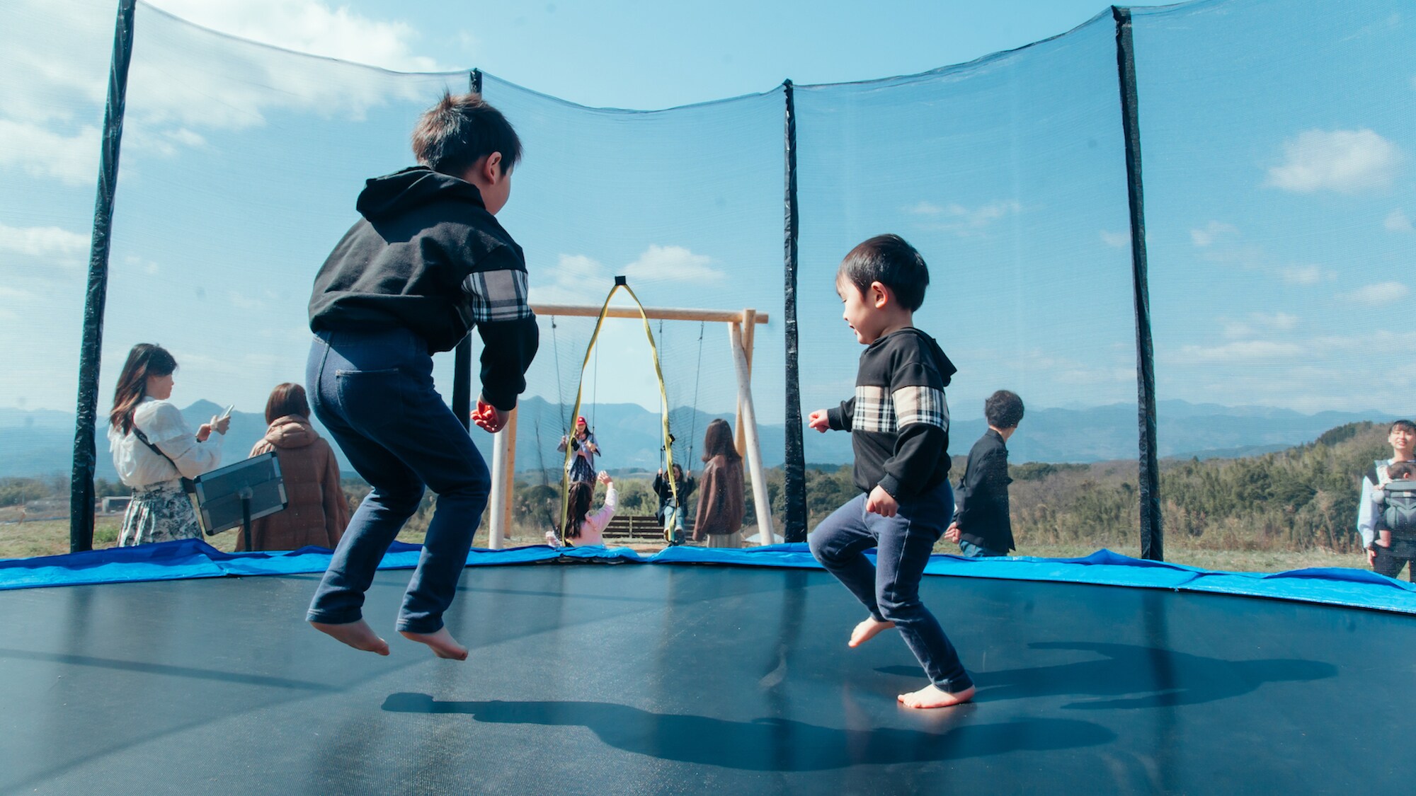 Trẻ em sẽ thích tấm bạt lò xo lớn này. Ngay cạnh đó còn có một chiếc xích đu nữa.