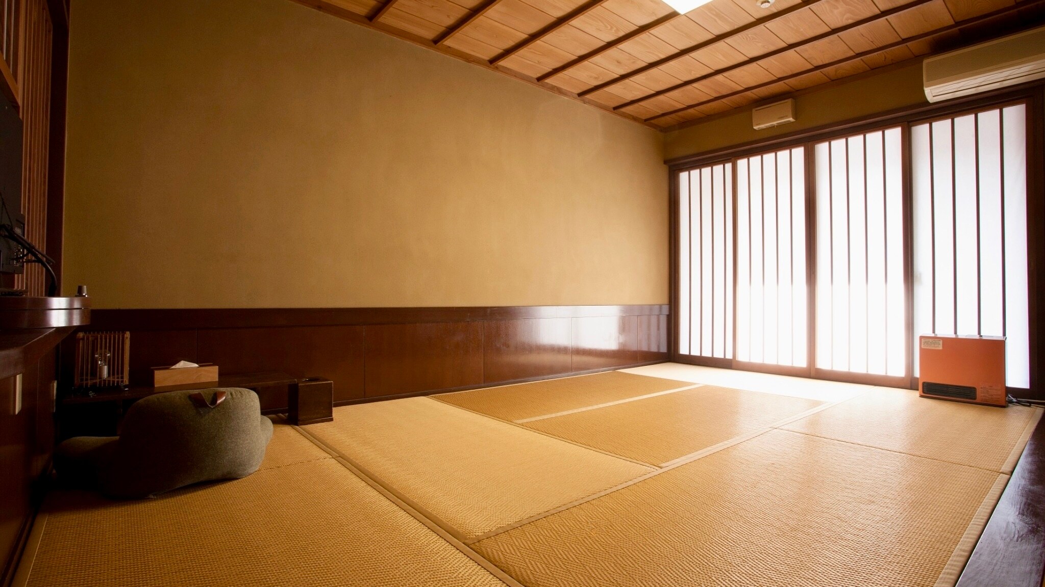 [Japanese-style room] Free-flowing bath/semi-open air - Japanese modern nagaya style detached space - <Futon>