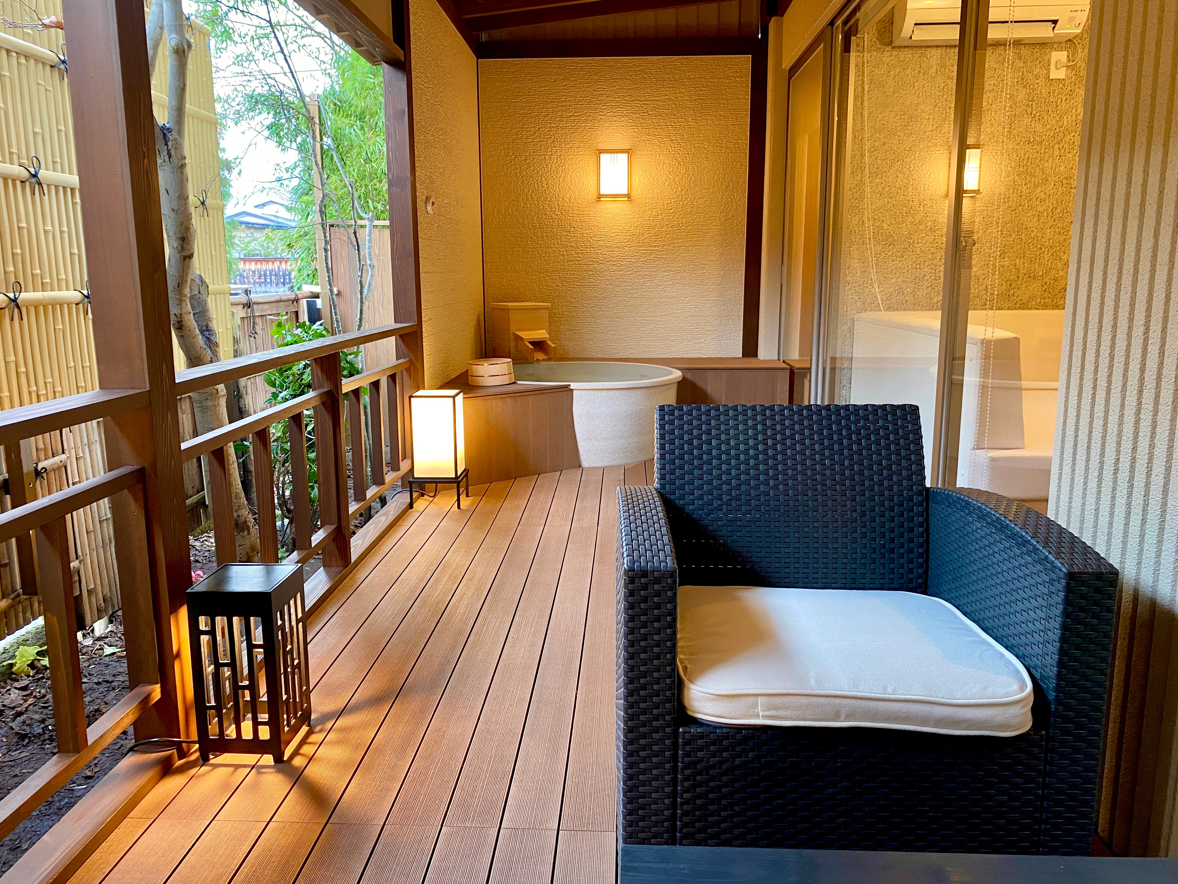 Kamar tidur modern Jepang dengan kamar mandi terbuka dan ruang makan