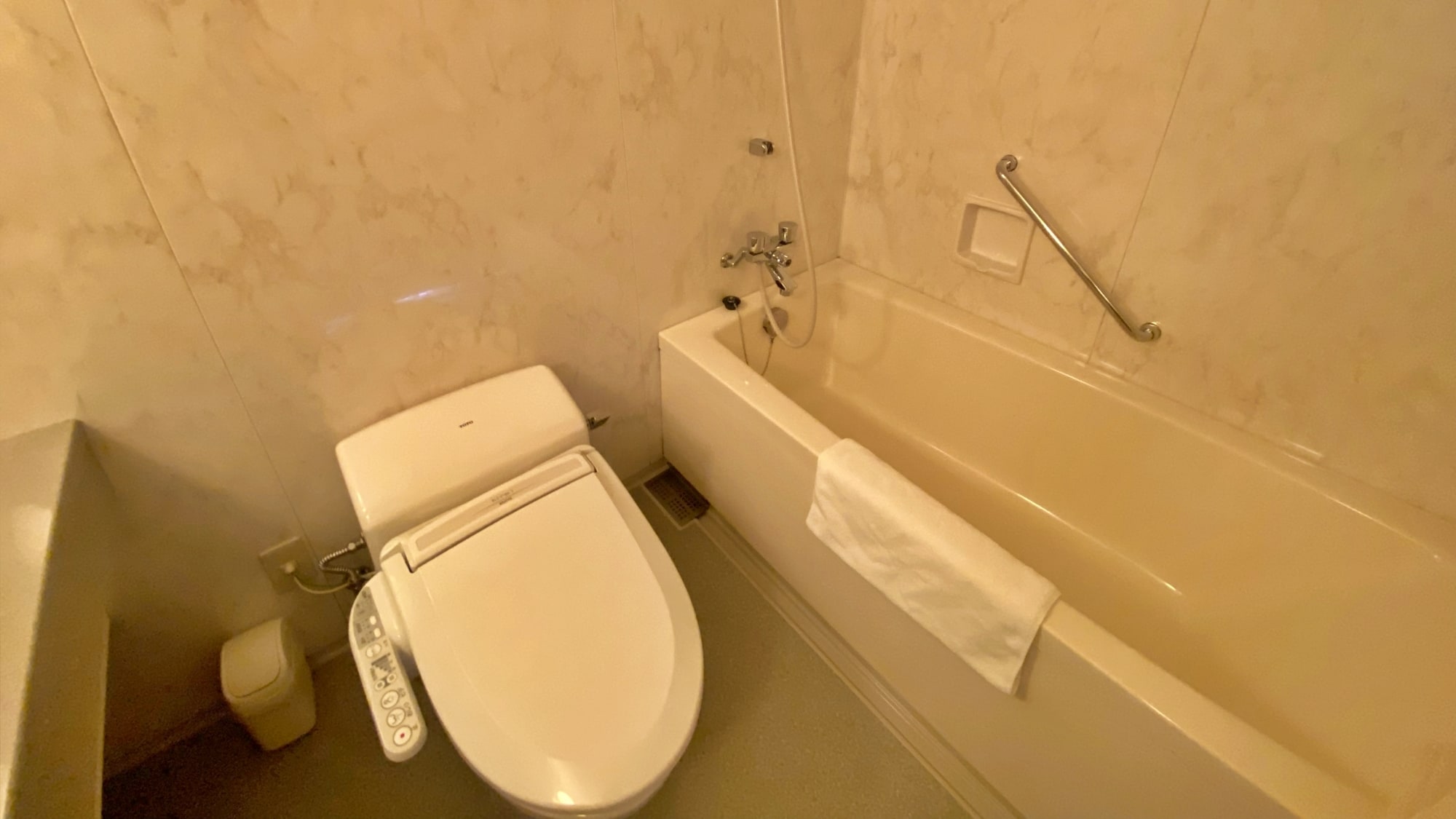 [Kamar sudut] Kamar twin deluxe (25m²) toilet dan bathtub