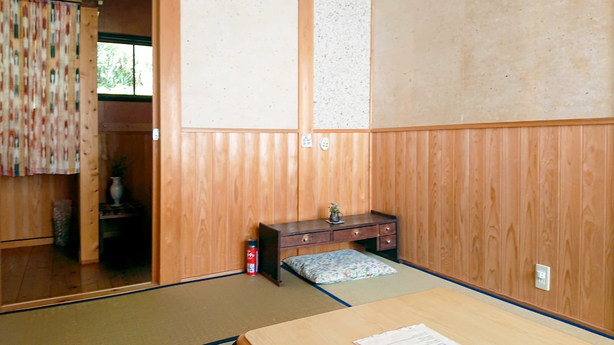 [Room] 6-mat Japanese-style room with a small shelf