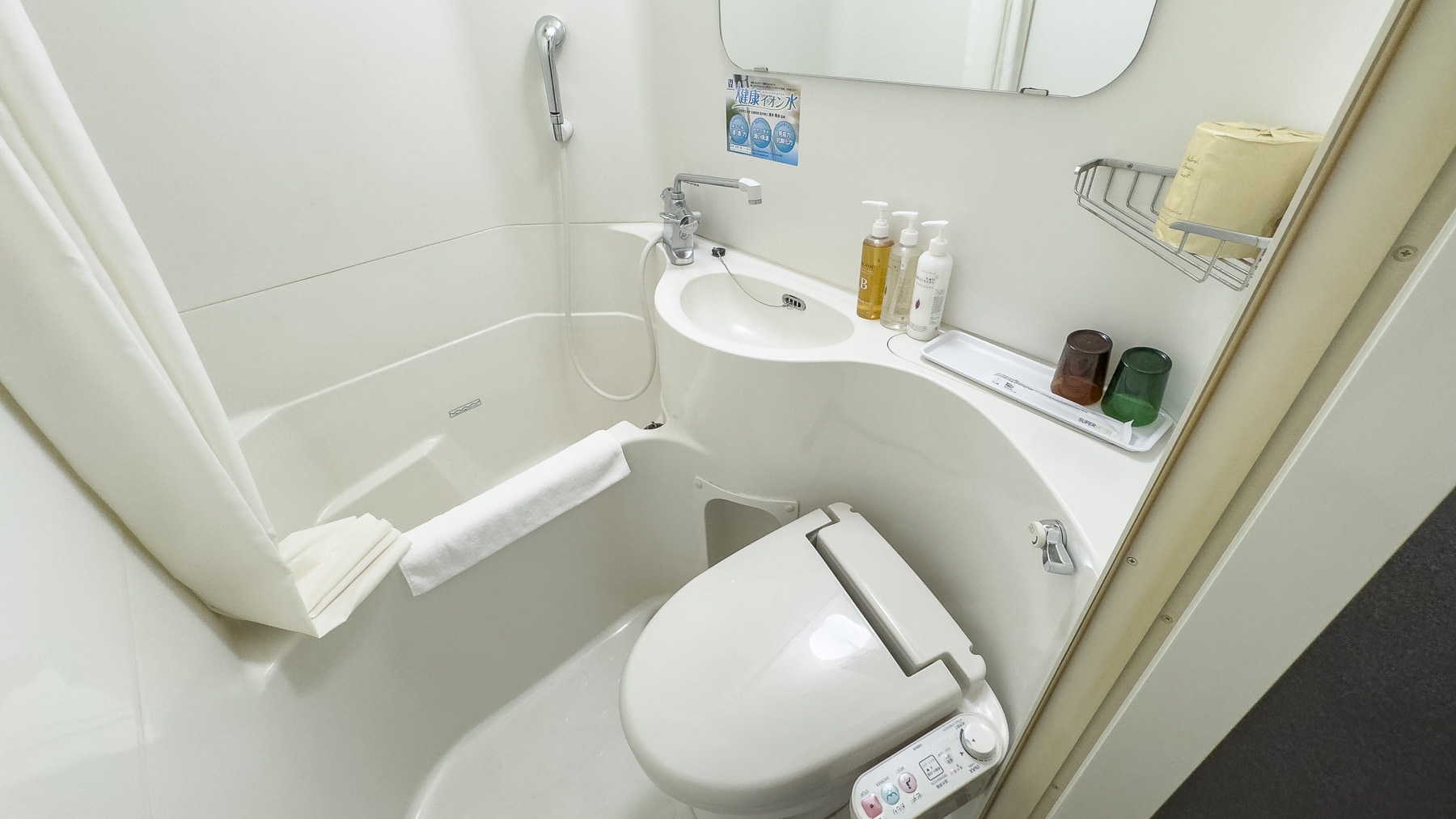 Semua kamar dilengkapi dengan kamar mandi unit