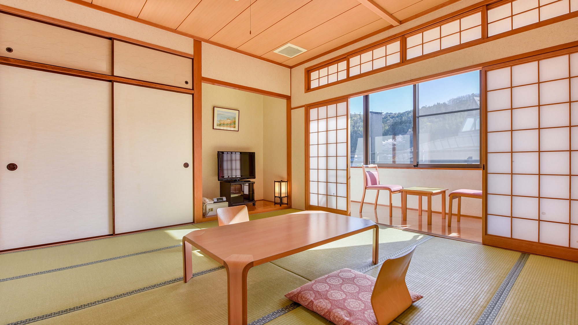 *[Example of a guest room / 10 tatami Japanese-style room] The moderate size and the scent of rush grass create a relaxing atmosphere.