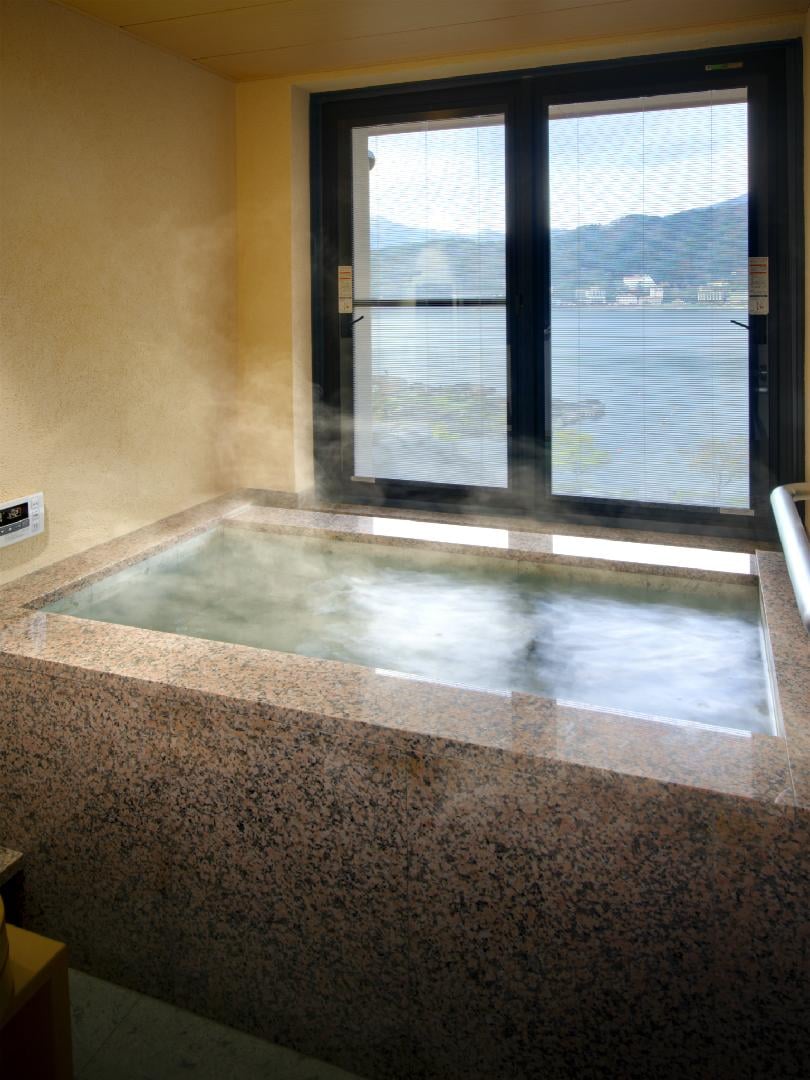 [Tamayura] Guest room with a view bath overlooking Lake Kawaguchi 12 tatami mats + 6 tatami mats