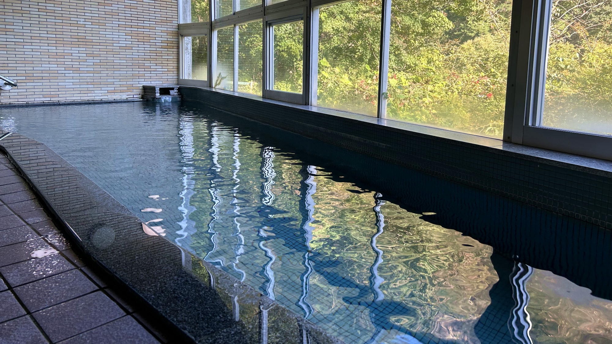 [Separate large baths for men and women] Enjoy the beauty-boosting water that is gentle on your skin.