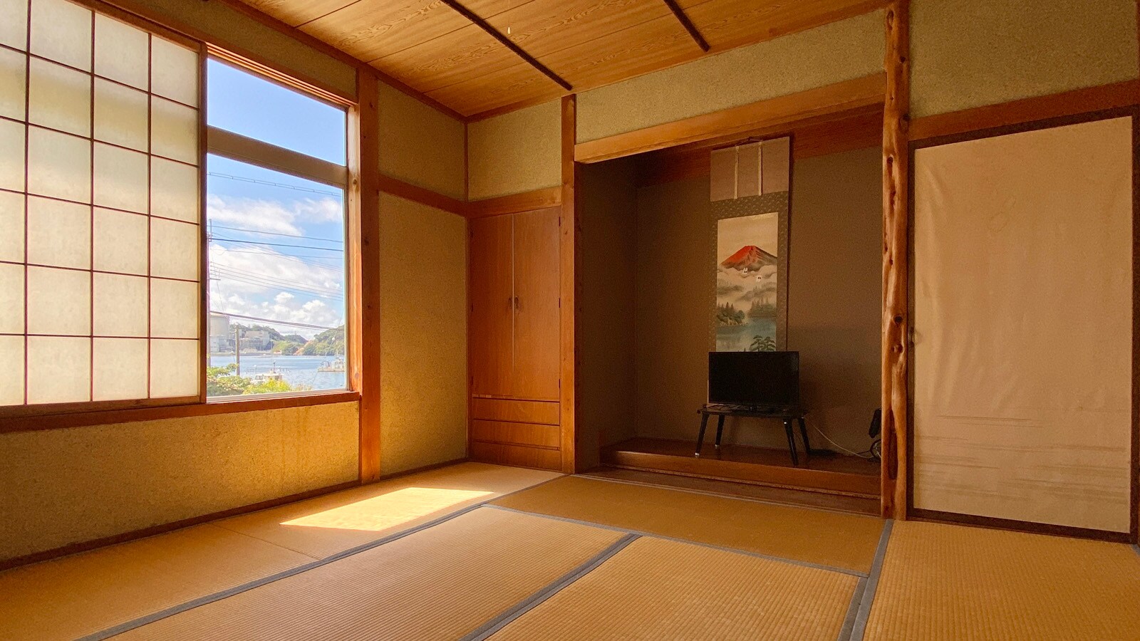 [Old building guest room] 8 tatami Japanese-style room