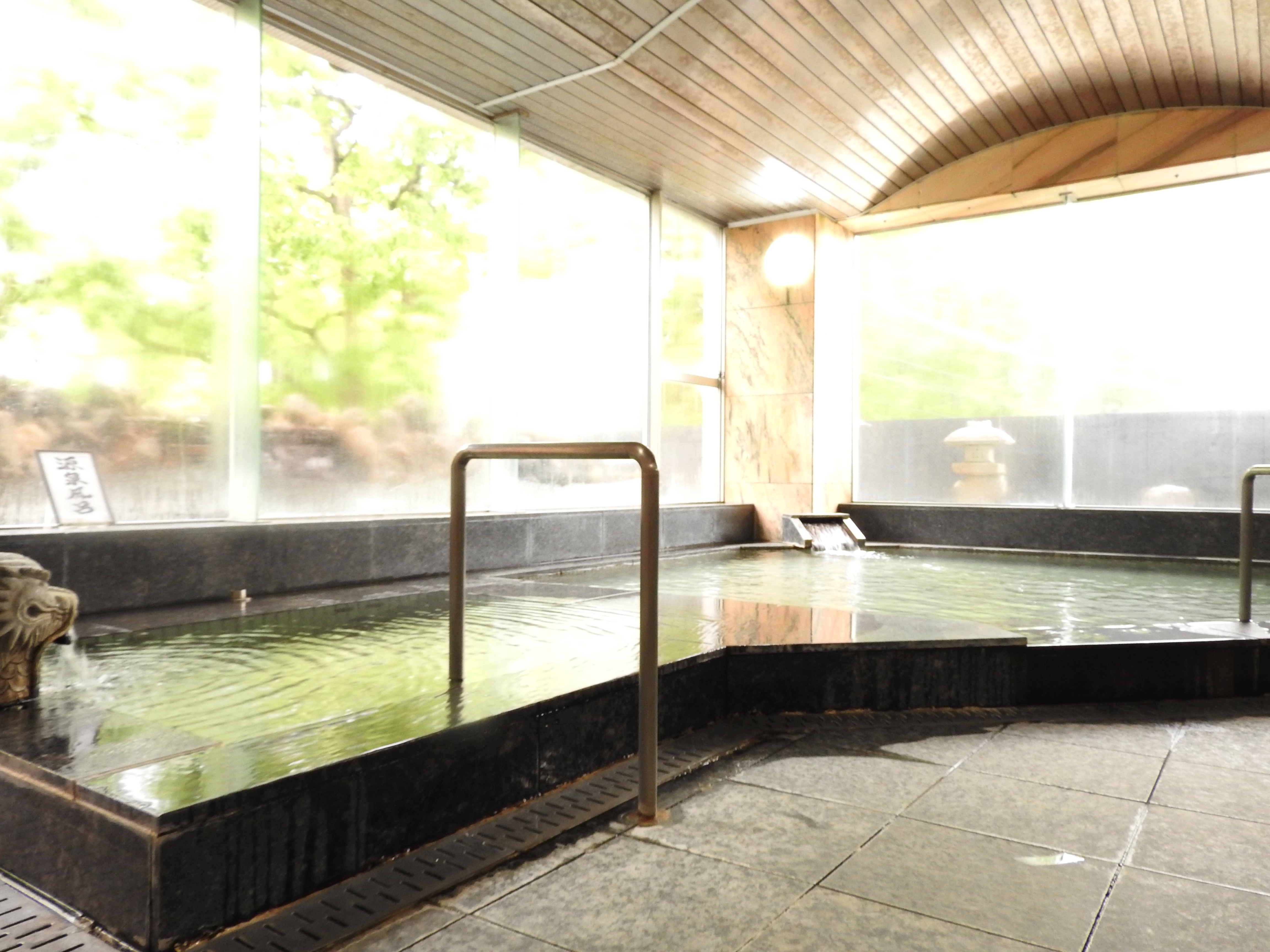 ห้องอาบน้ำสาธารณะขนาดใหญ่สำหรับผู้ชาย