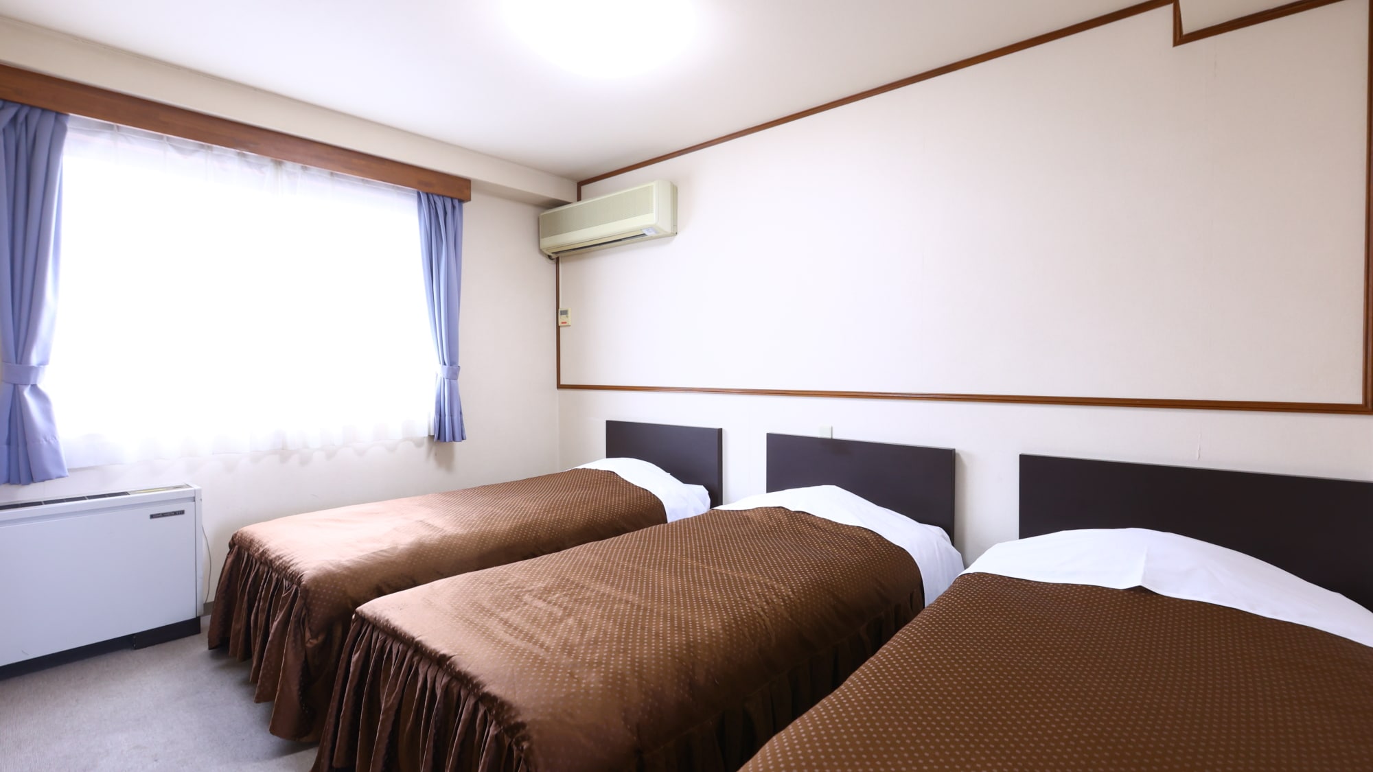 洋室トリプルルーム一例。正規ベッド3台ですのでゆったりお休みになれます。