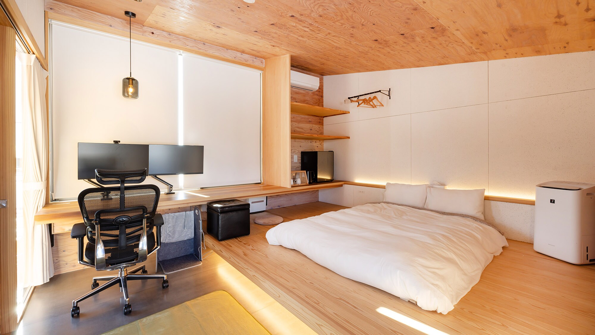 ・[Kamar tidur ganda] Terkadang Anda dapat mengubah suasana hati dengan menurunkan tirai rol dan berkonsentrasi.