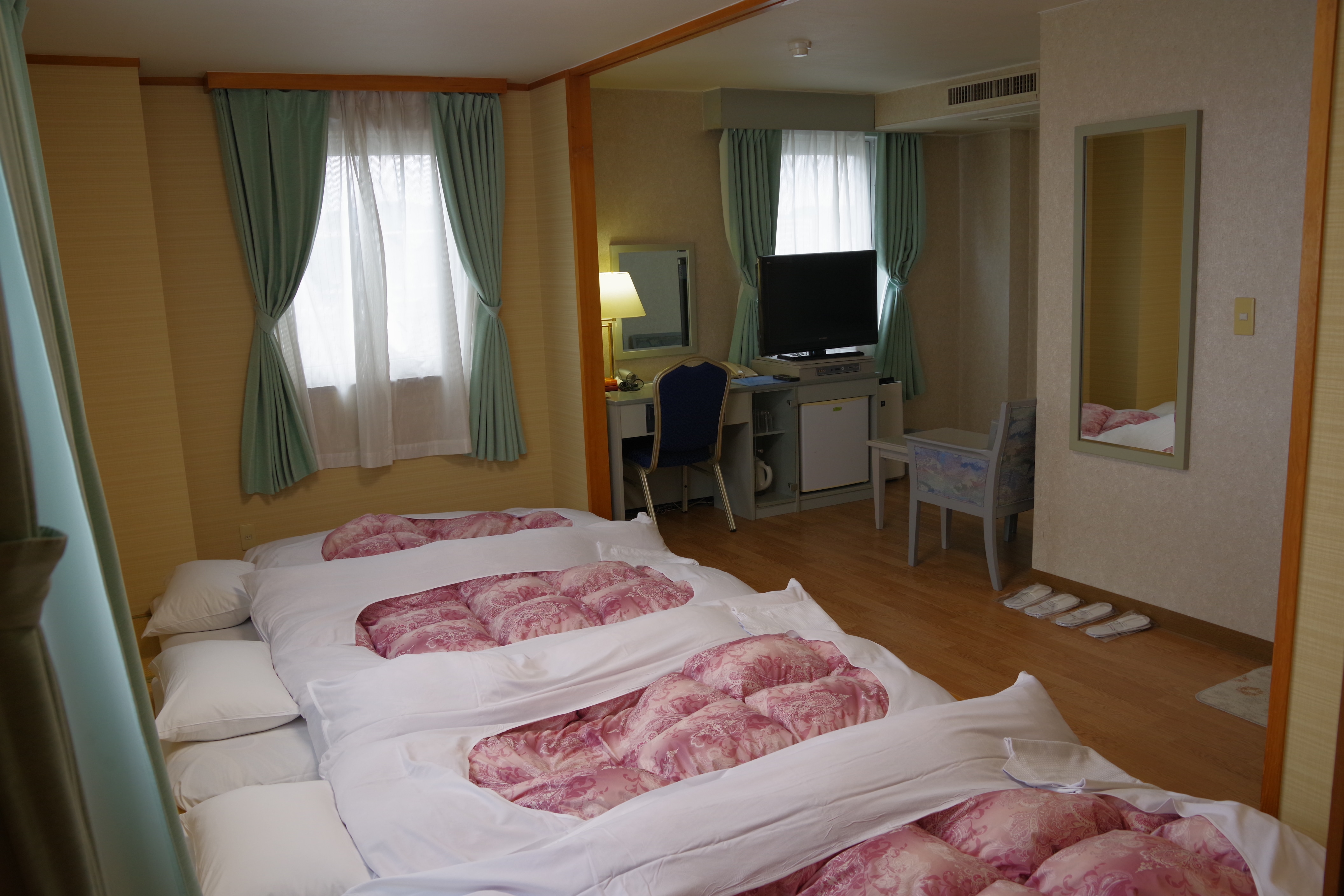 Japanese-Western style room for 4 people