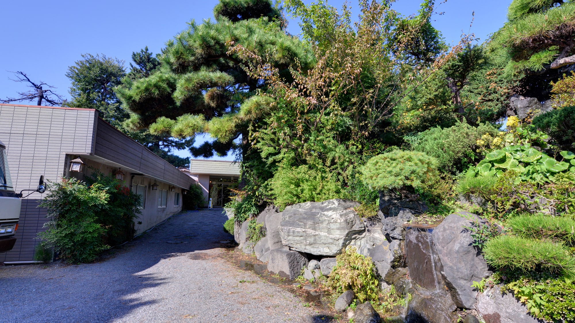 ※我們的飯店位於敷島公園的旁邊，背景是清澈的利根川河水。放鬆身心並享受只有傳統日式旅館才能提供的精緻美食。