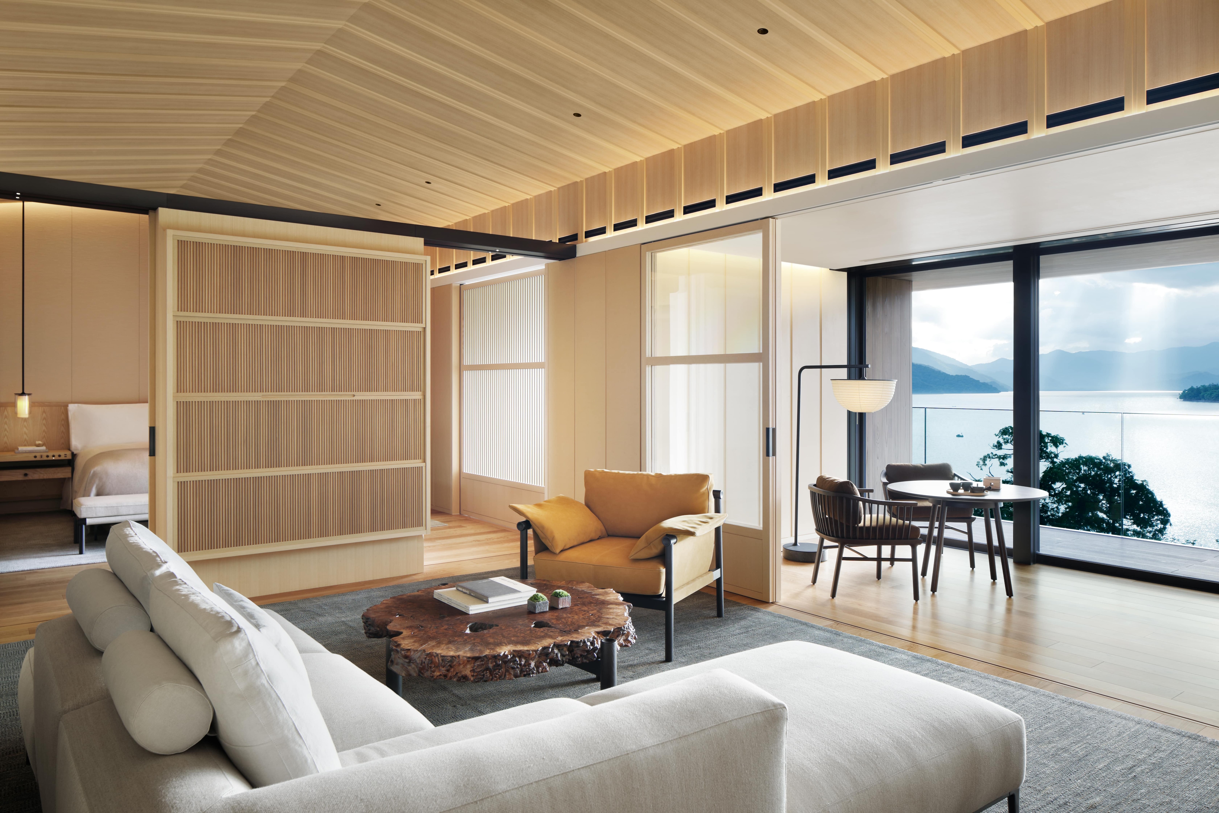 Ruang tamu suite dengan pemandangan Danau Chuzenji