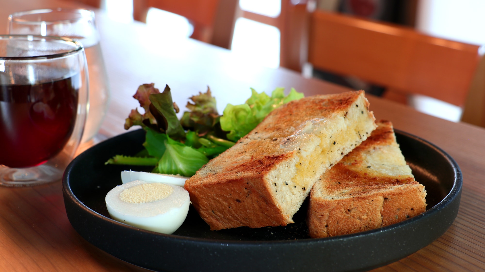 [Breakfast] A toast set with the rich aroma of malt and butter.