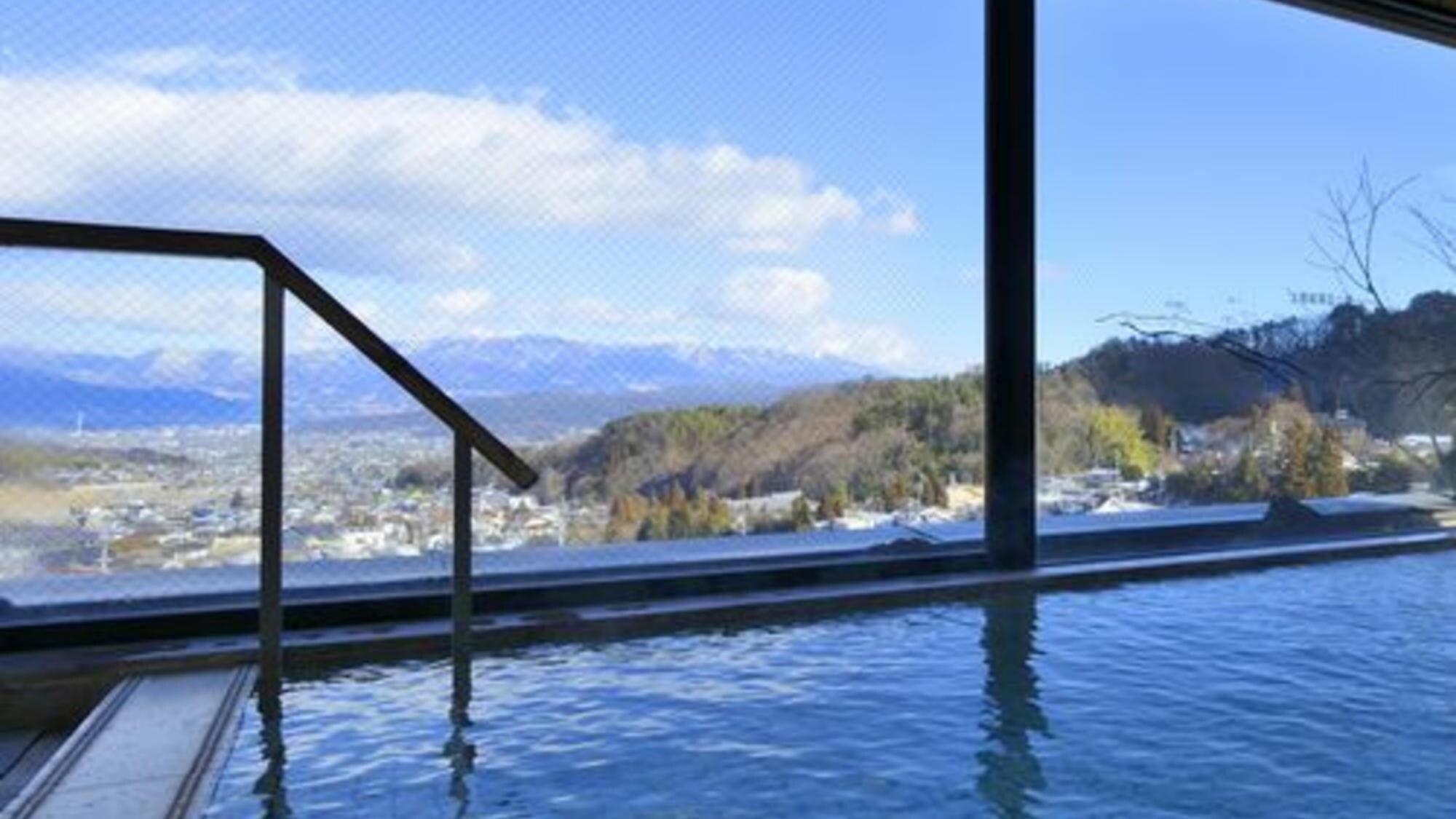 [Observation bath] The large public bath on the 7th floor offers a panoramic view of Shiodaira and the mountains.