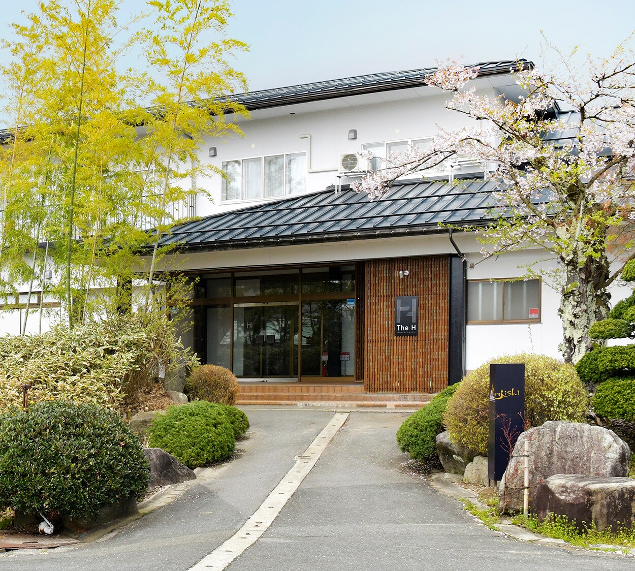 *[Annex_The H] Exterior view of apartment hotel with hot spring