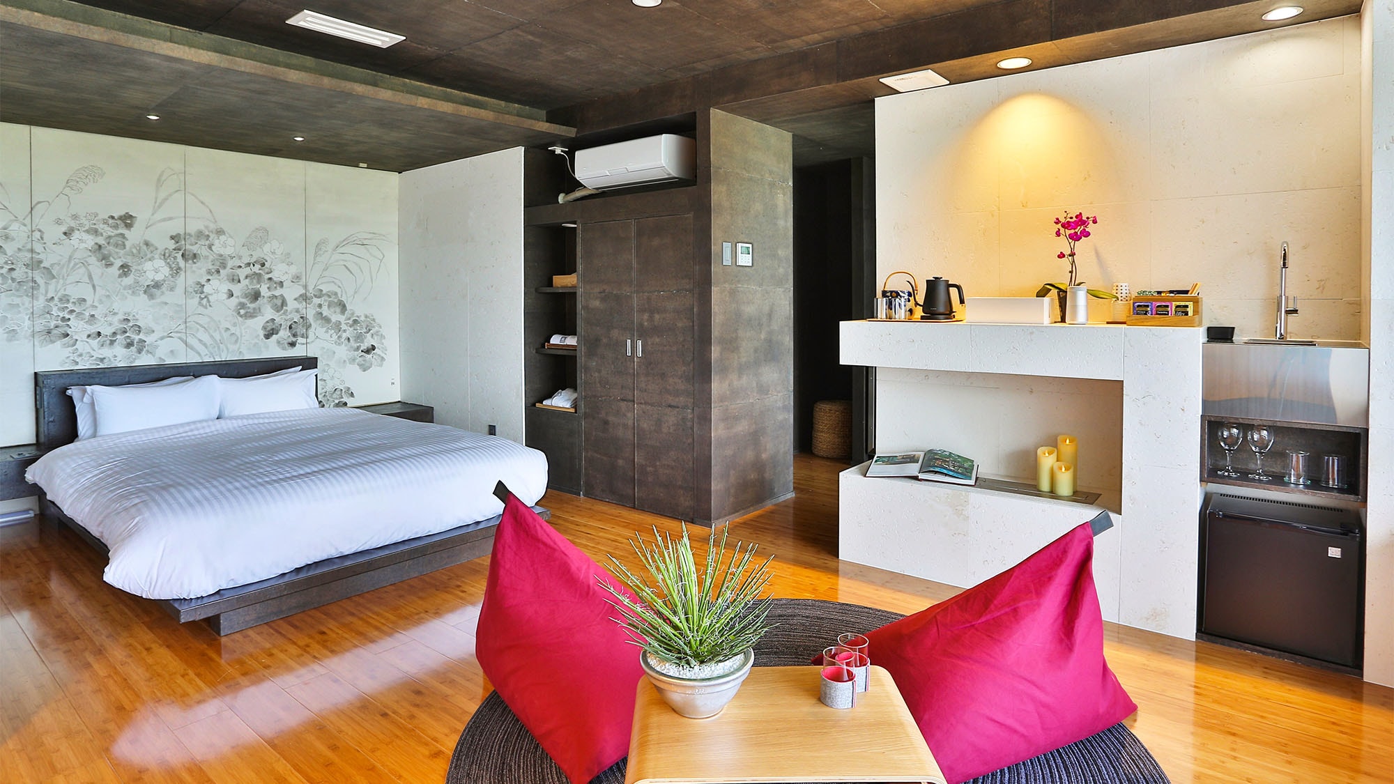 ・Enjoy your resort stay in a room with stylish interiors