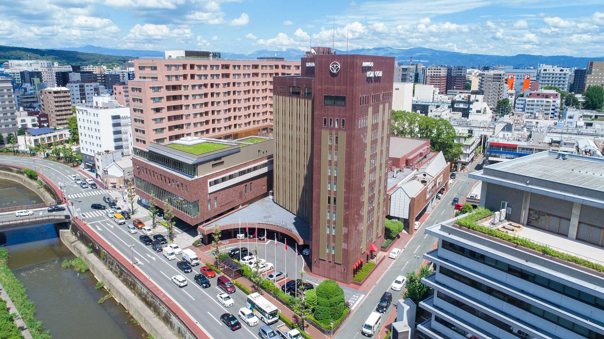 [Exterior] Located in the center of Kumamoto city, with a view of Kumamoto Castle right in front of you. Convenient for sightseeing and business.