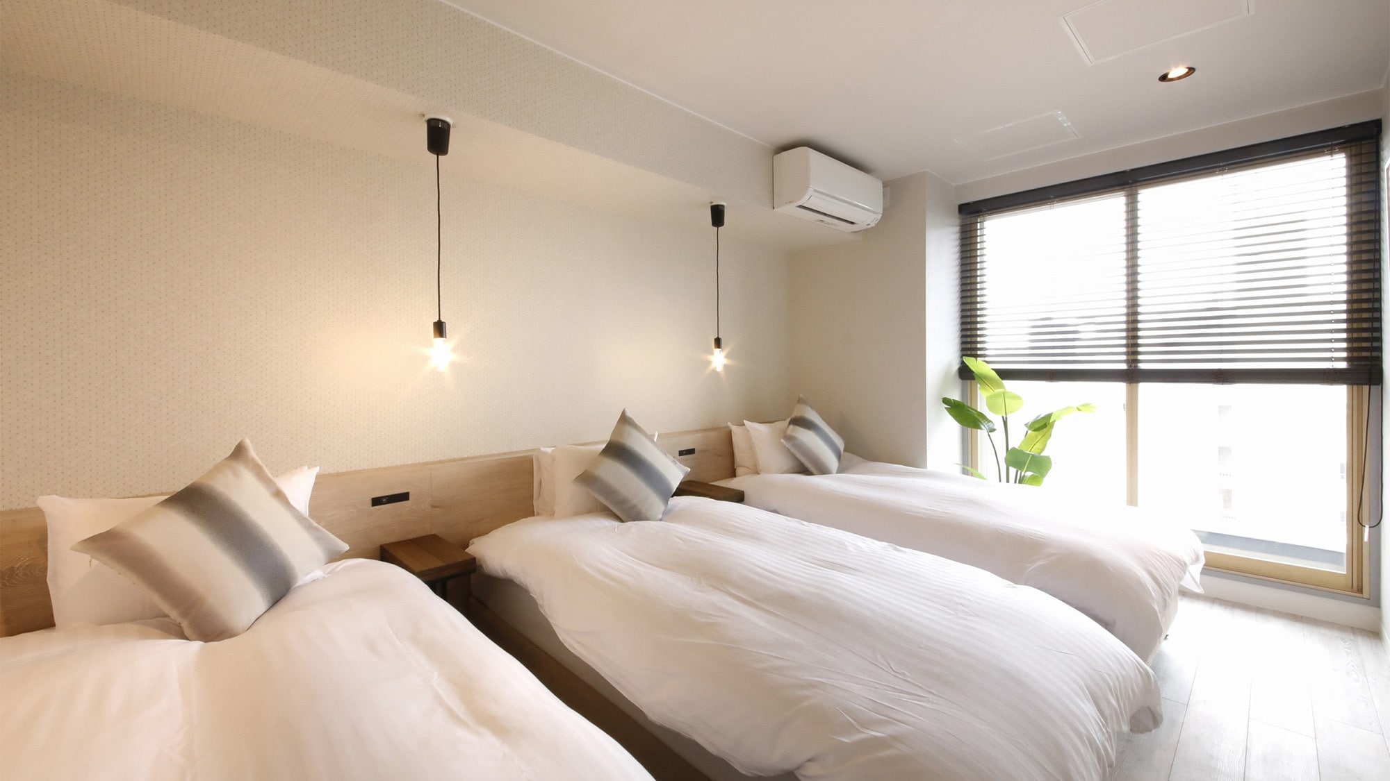 ・[Premium Room/9 beds] This is a bedroom with 3 single beds.