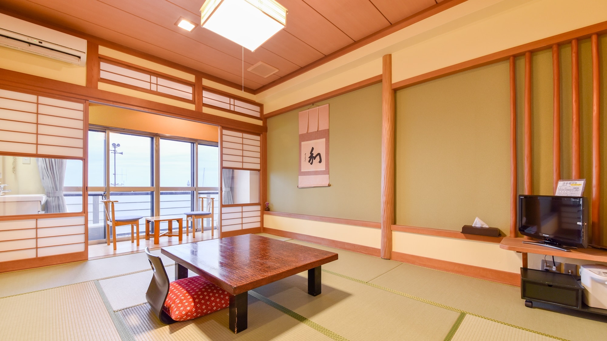 * An example of a Japanese-style room on the sea side / A spacious area for families. Also recommended for group use.