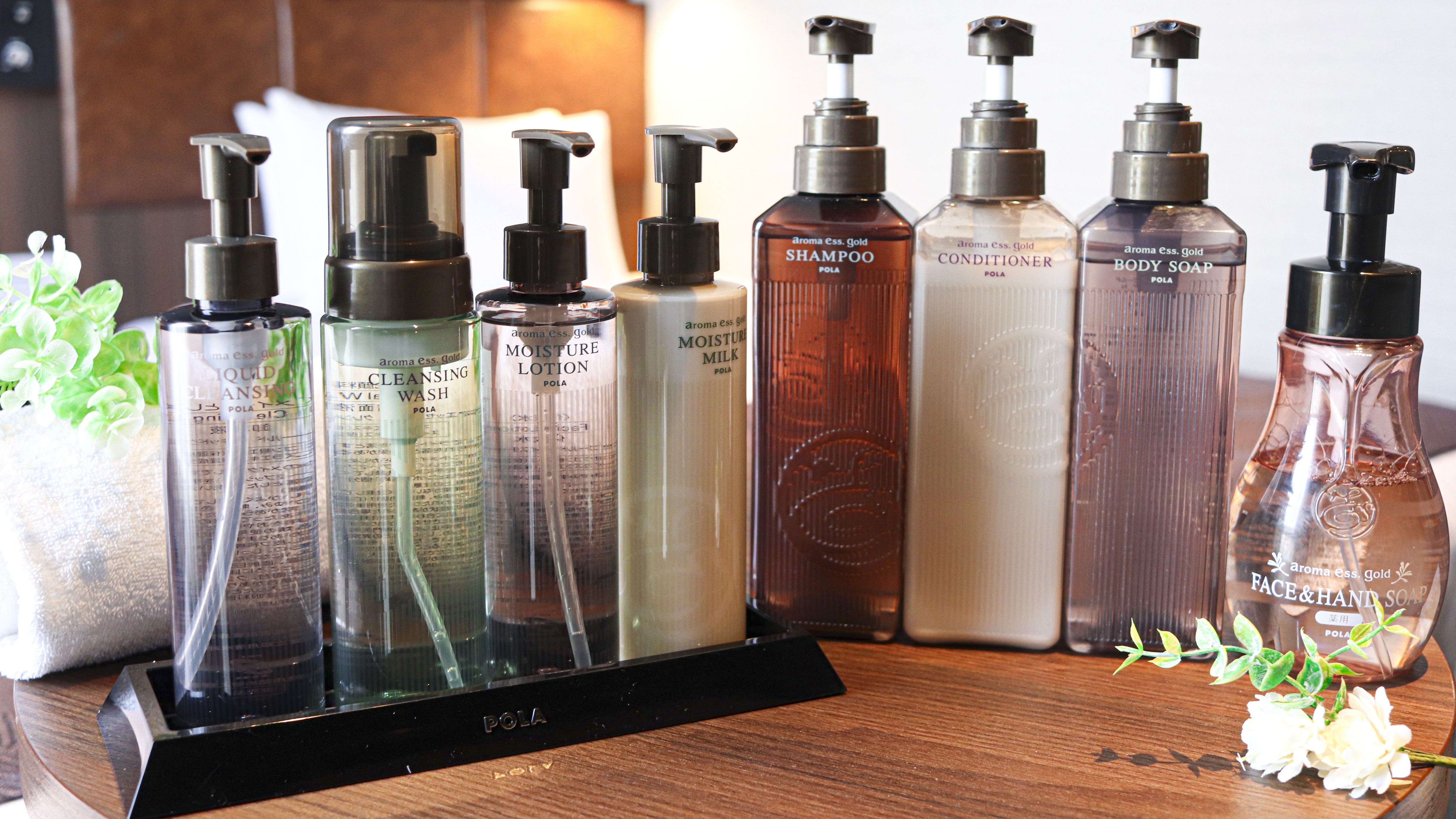 POLA Aroma Esse Gold Series bath amenities and skincare products