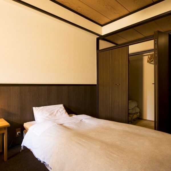 [Standard Western-style room] A comfortable bed where you can relax immediately after arrival ♪ A space where you can take off your shoes and spend a relaxing time * Area: 21㎡