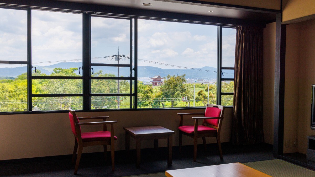 8 tatami Japanese-style room - overlooking the Heijo Palace ruins from the window -