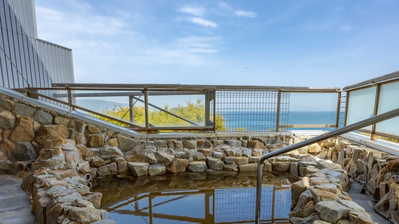 ◆ ห้องอาบน้ำขนาดใหญ่ [อ่างอาบน้ำกลางแจ้ง] ห้องอาบน้ำแบบเปิดโล่งพร้อมทิวทัศน์ของทะเลเซโตะใน