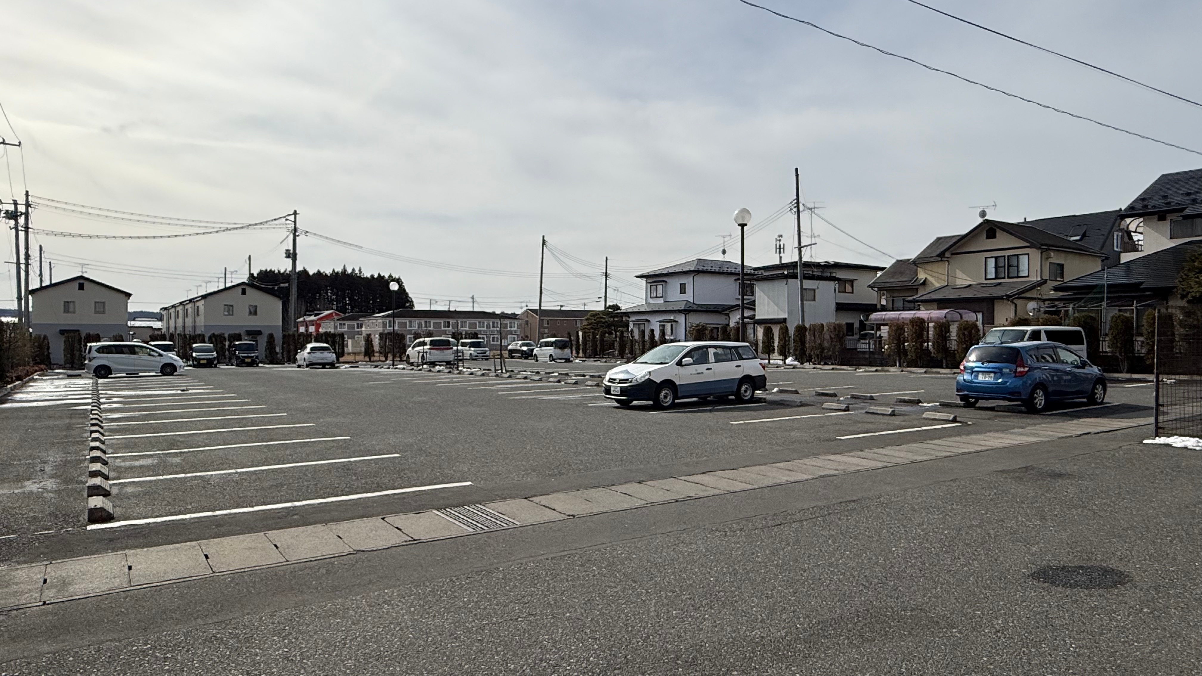 免費平坦停車場：先到先得 / 114 個車位