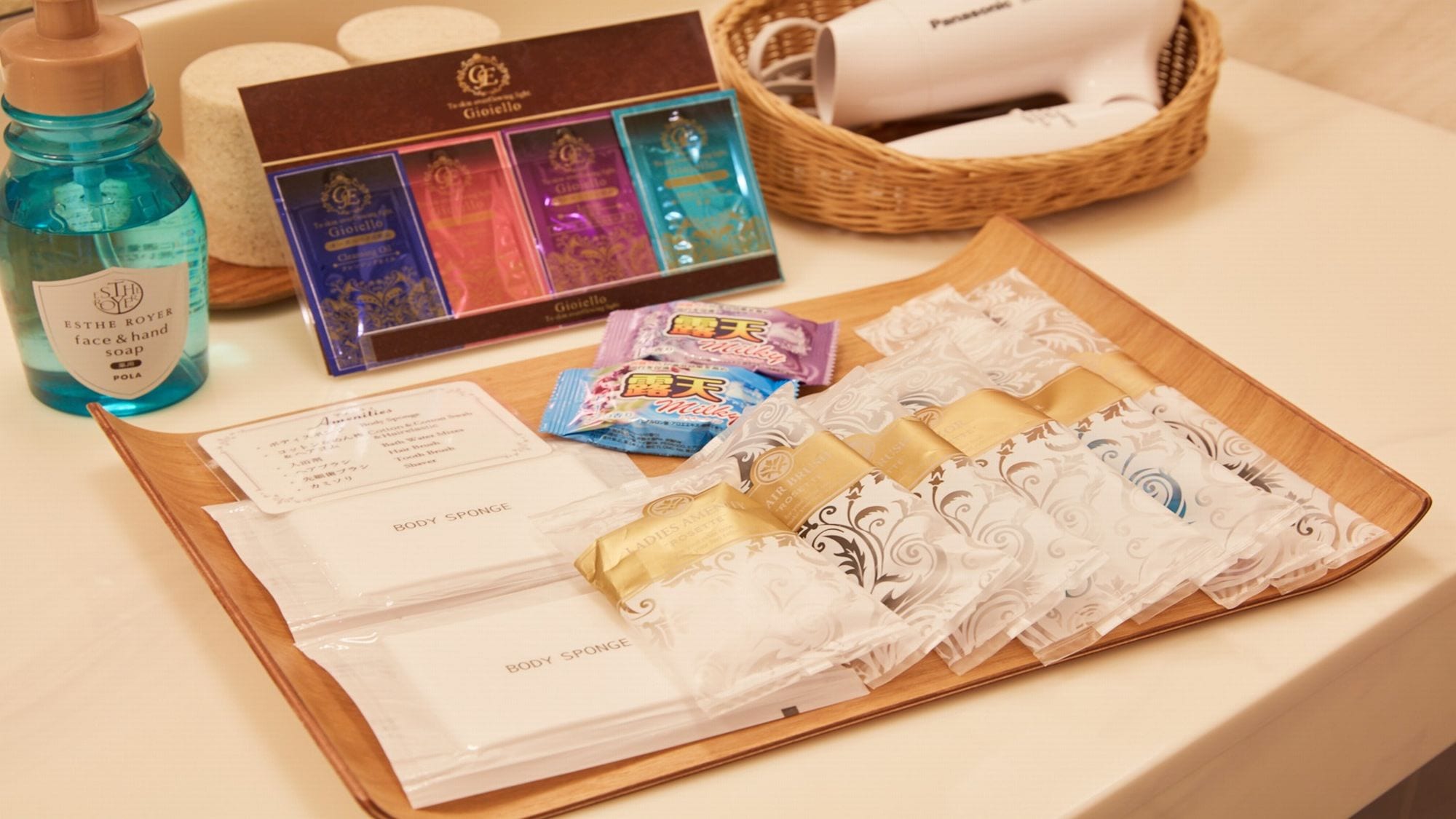 有机化妆品 Gioiello 洁面、洗涤色素、乳液和乳液套装免费