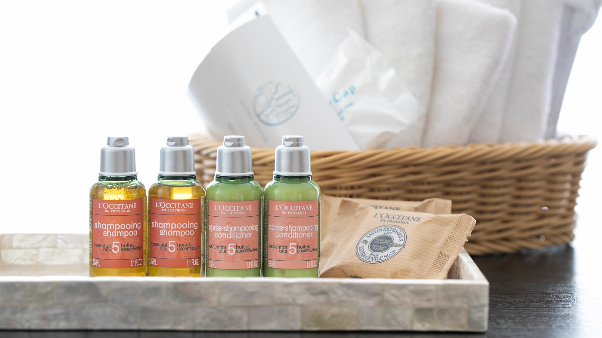 Hình ảnh tiện nghi của một phòng kiểu Nhật Bản - phương Tây với bồn tắm bán ngoài trời (suối nước nóng).