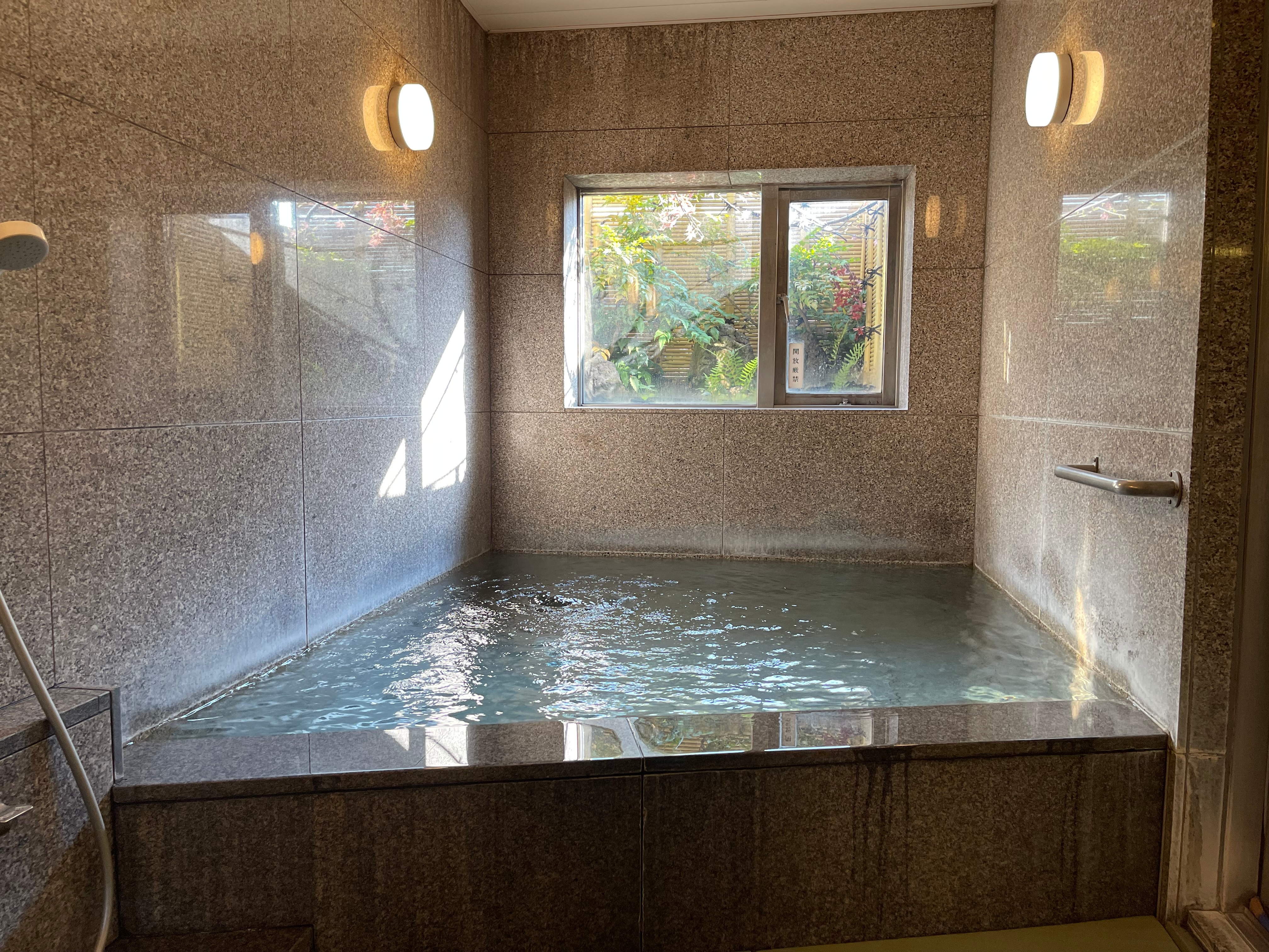 Phòng tắm trong nhà có phòng xông hơi và chiếu tatami