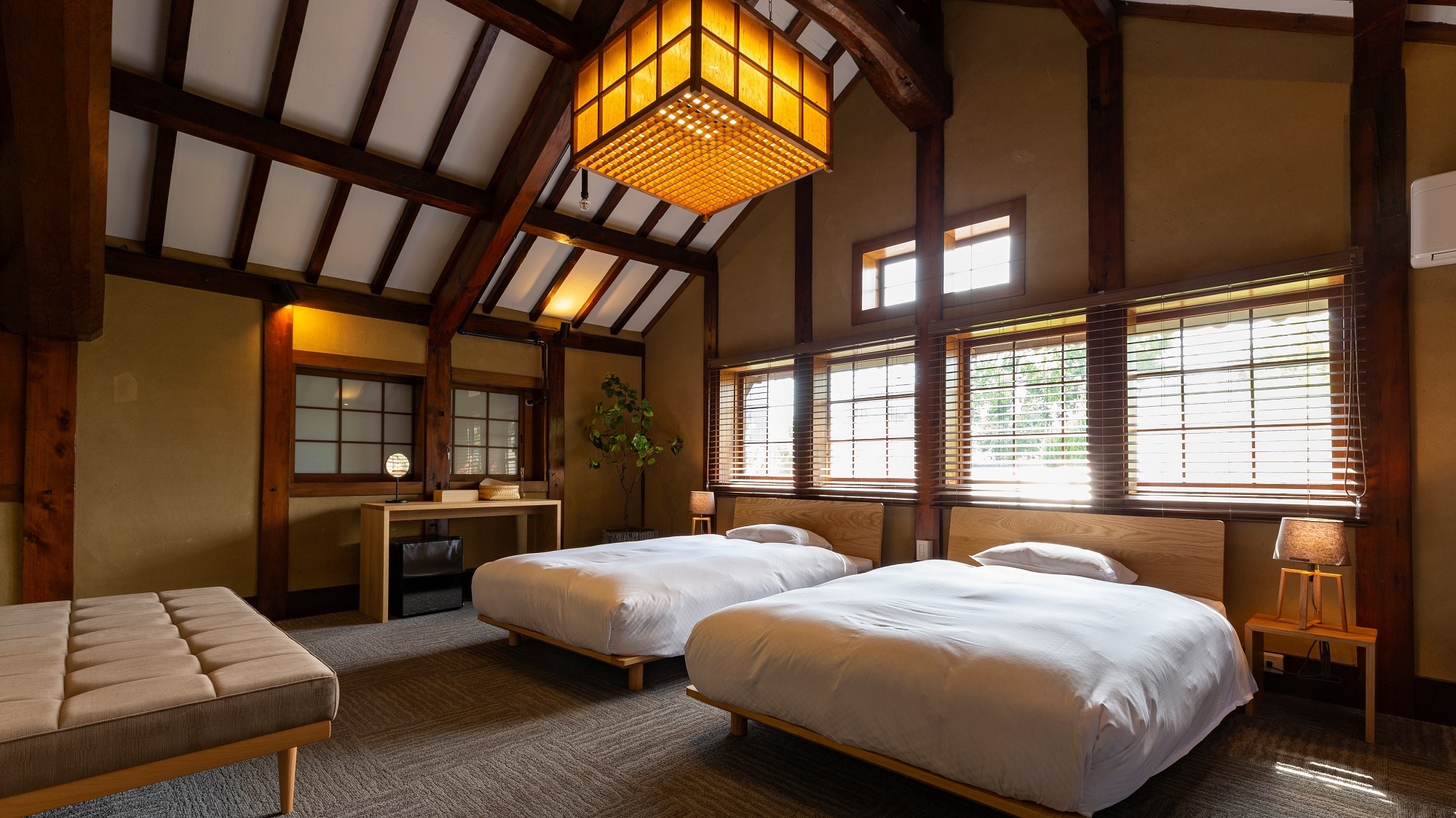 [VMG Grand 105] A sunny room with a view of the trees in the garden and the old roof tiles.