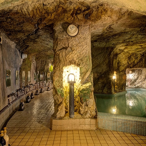 *[Benten Cave Bath] This cave bath is extremely rare in Japan and is dedicated to Benzaiten, the deity of Enoshima Shrine.