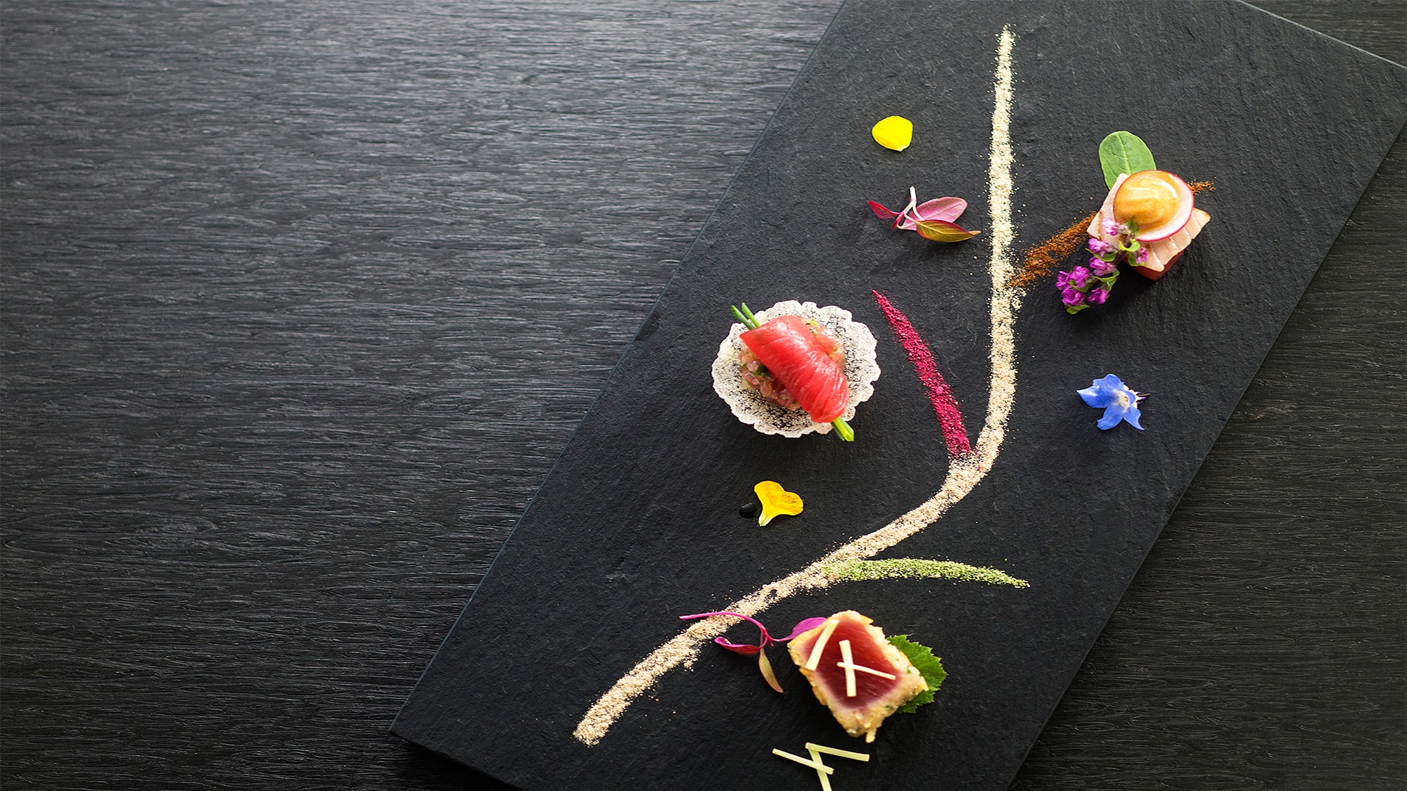 [Katsuura Bluefin Tuna - Three Tastes] An "artistic dish" made with three different cooking methods and powders
