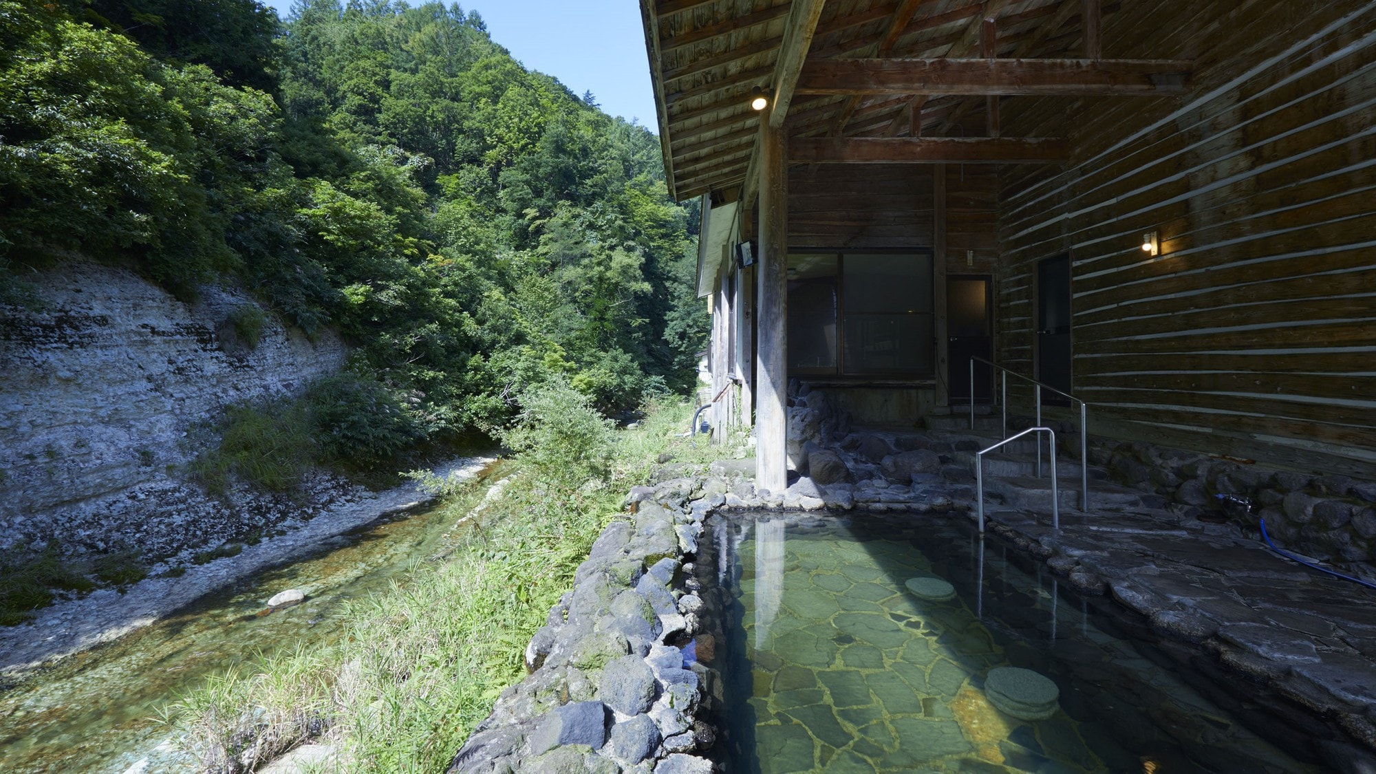 [Men's open-air bath] The hotel is surrounded by nature and is characterized by its wild structure.