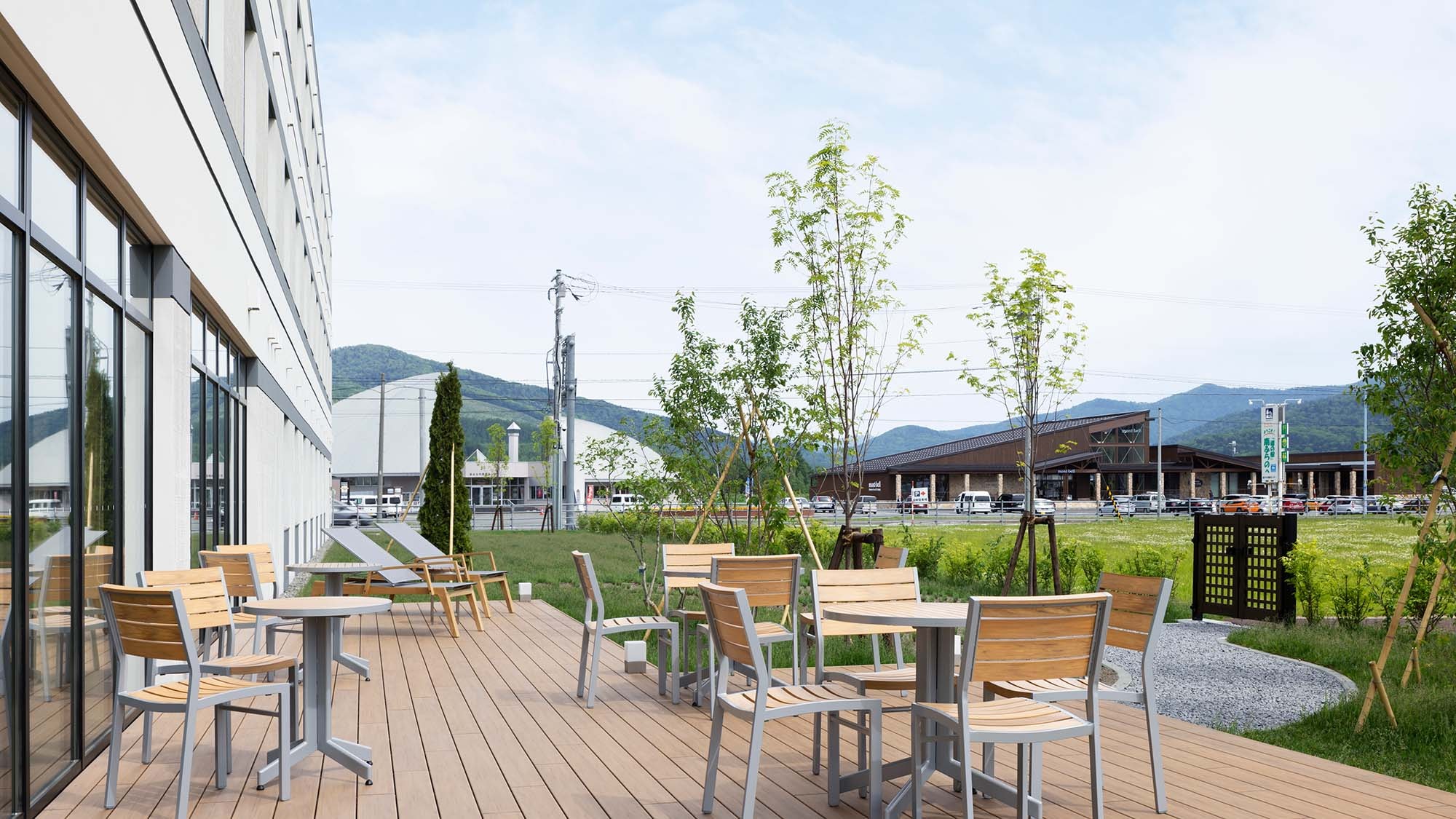 Terrace: On sunny days, relax on the terrace surrounded by greenery.