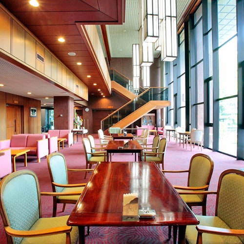 [Lobby] Large windows let in natural light.