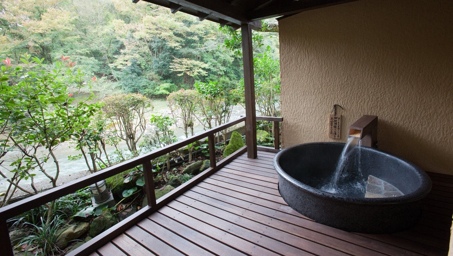 [Example of a guest room with an open-air bath]