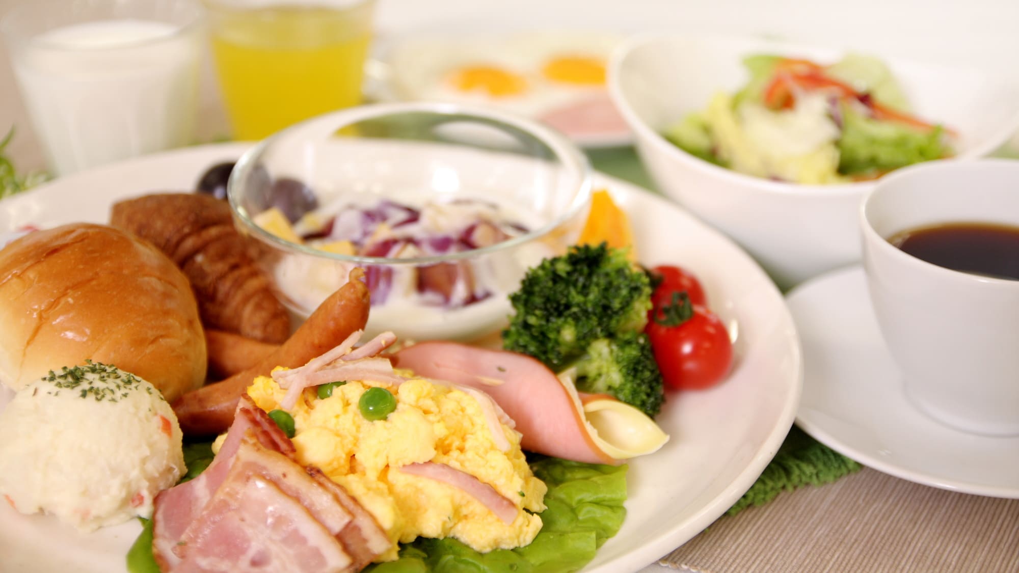 Daily breakfast buffet serving image ♪